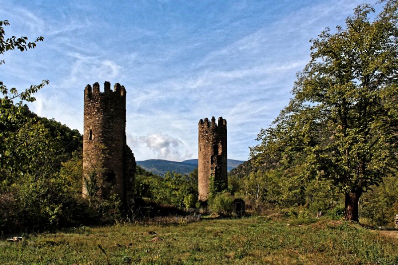 1013-Christian-Olette-210.jpg - Christian-Deux tours du château fort construit au XIVème siècle par les vicomtes d’Evol pour défendre la vallée