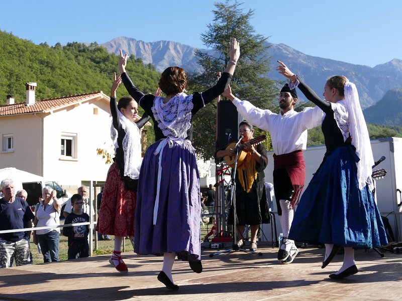 1014-Luz-Fuilla-sardannes219.jpg - Luz-Animations catalanes à Fuilla, lors de la fête de la pomme en octobre