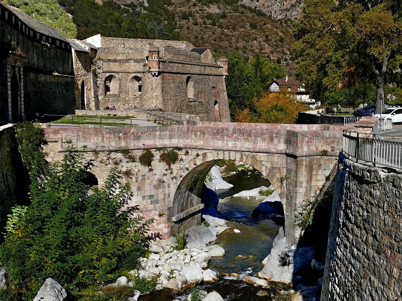 1015-Luz-Villefranche-221.jpg - Luz-Porte d’entrée de la forteresse de Vauban en automne : Villefranche de Conflent