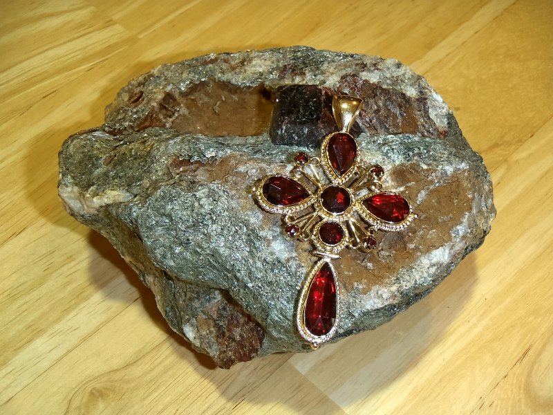1021-Corinne-Grenat-211.JPG - Corinne-La croix badine, un des bijoux les plus emblématiques de la culture catalane est réalisé de grenats sertis d’or (Prades)