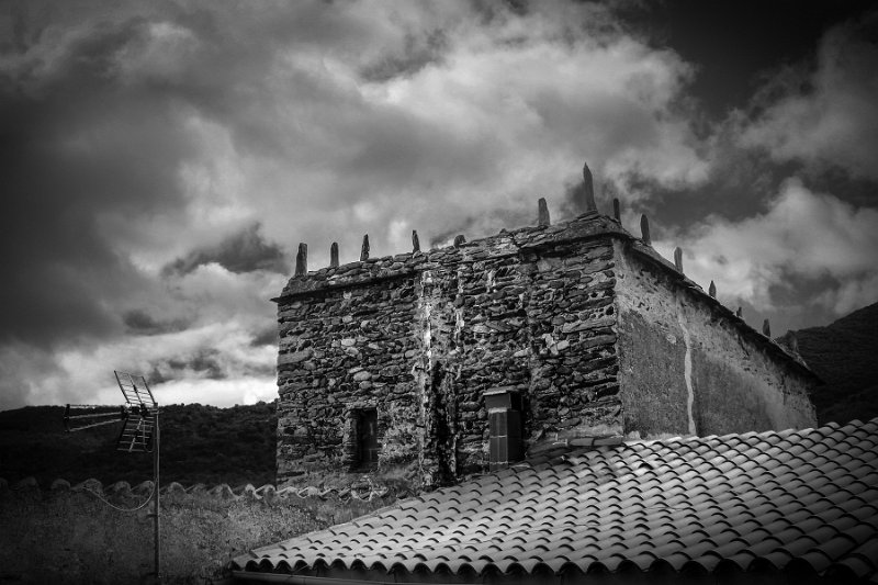 1031-Regis-Bouleternere-305.jpg - régis-Bouleternère, pierres de conjuration (espanta bruixes) censées conjurer le mauvais sort et repousser les mauvaises ondes et par opposition l’antenne de TV destinée à attirer les ondes…