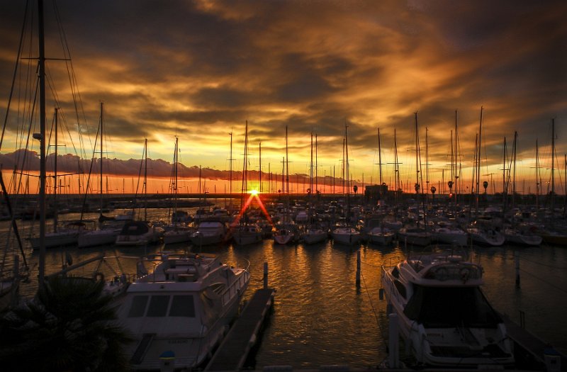 1060-Christian-Canet-427.jpg - Christian-Lever de soleil sur le port de Canet en Roussillon, vue depuis la capitainerie